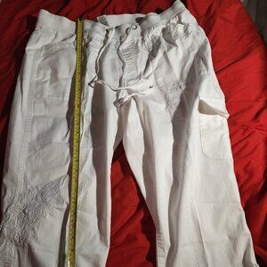 White Terra & Sky drawstring jegging capris size 0X (14W) with floral detail